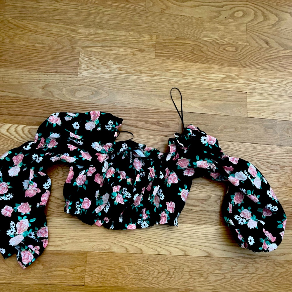 Long sleeve crop top with flowers